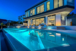 Villa Allina, 5-Bedroom Villa with Panoramic Views, Heated Pool